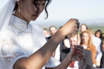 Braut knotet ein rotes Band