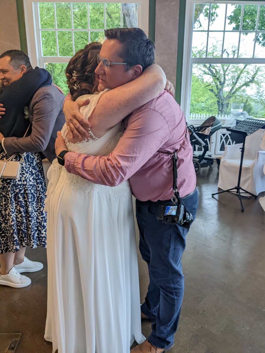 Die Braut umarmt Marc Wiegelmann