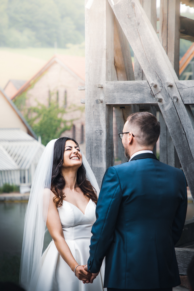 Die Braut lacht in der deutsch-türkischen Hochzeit