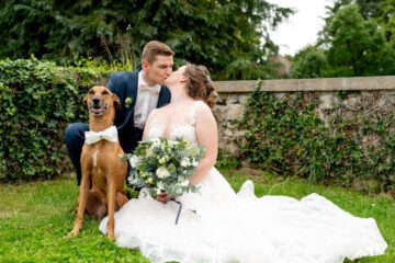 Das Hochzeitspaar mit ihrem Hund