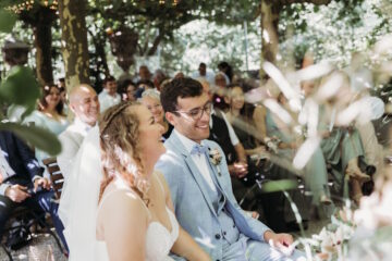 Das Hochzeitspaar lacht